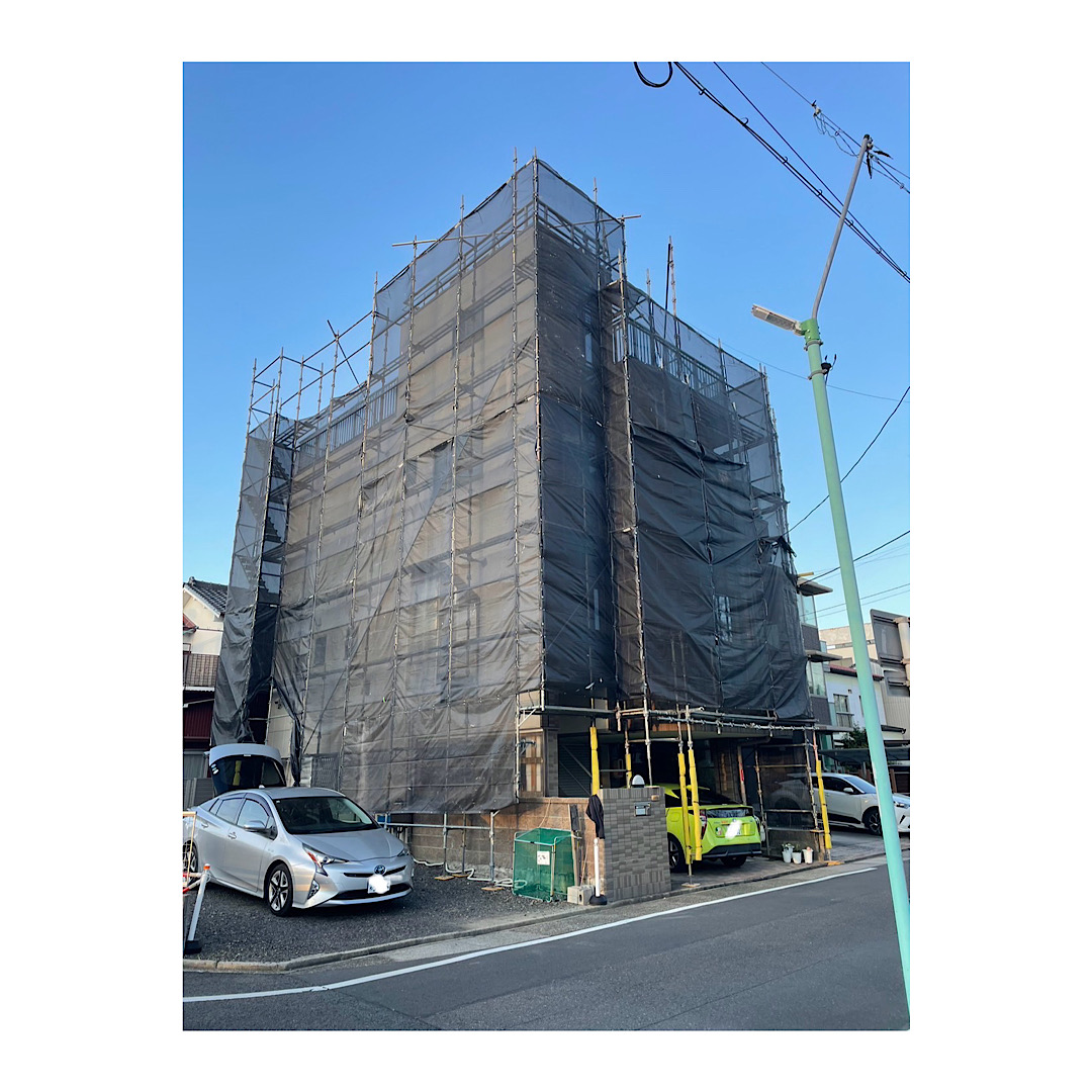 3階建て民家外壁リフォーム工事用足場 アイキャッチ画像