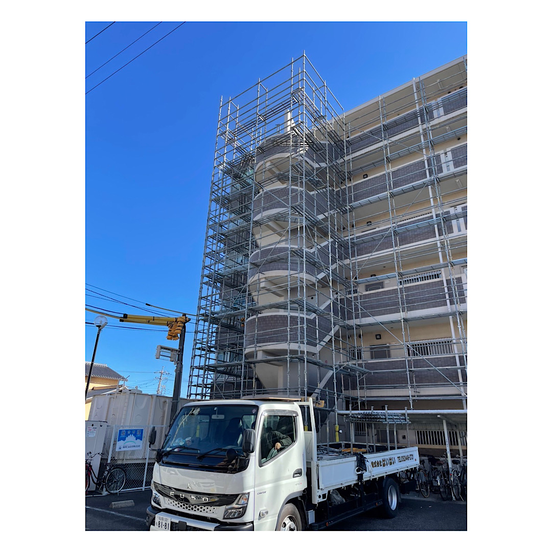 大型マンション外壁改修工事用足場 アイキャッチ画像