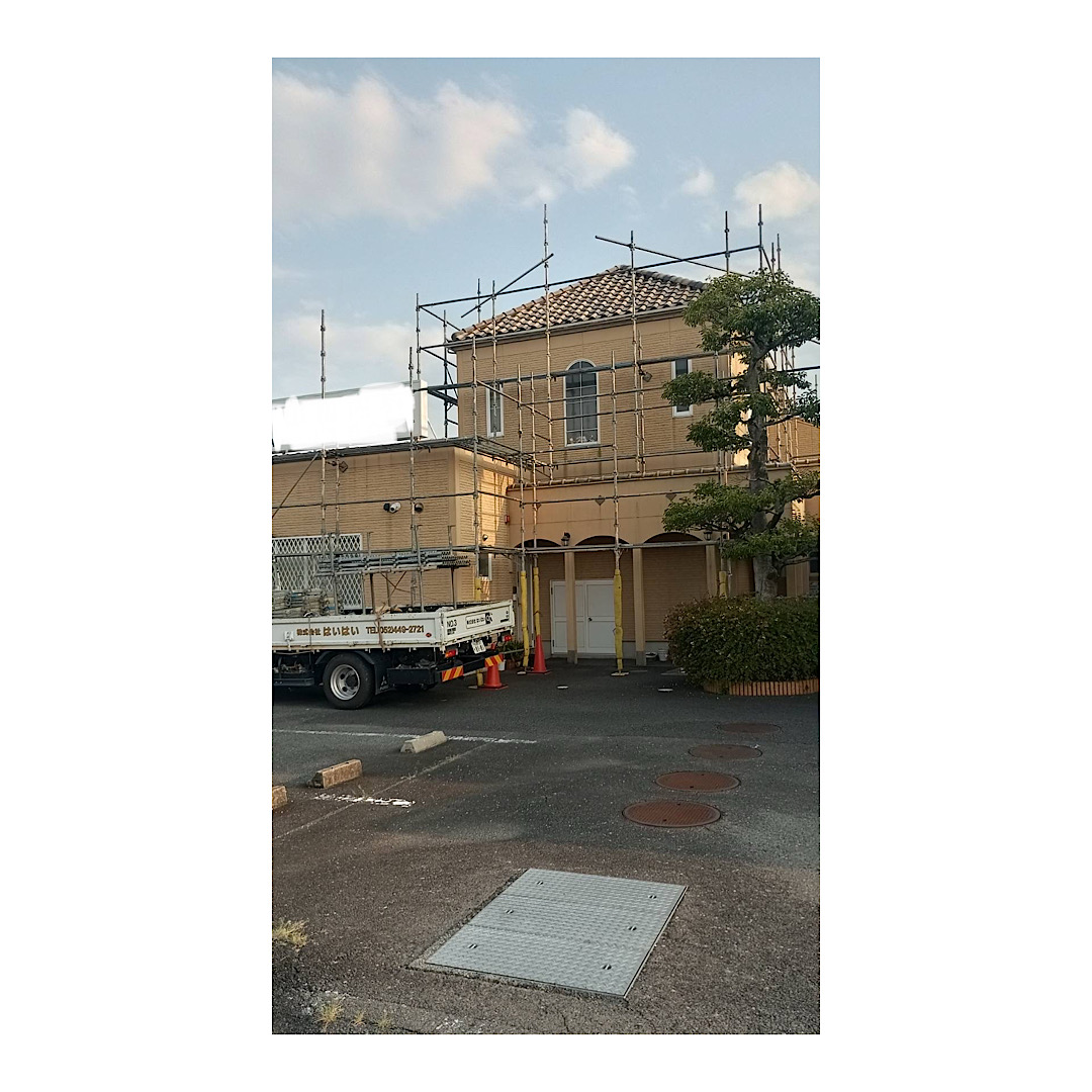 病院外壁塗装用足場 アイキャッチ画像