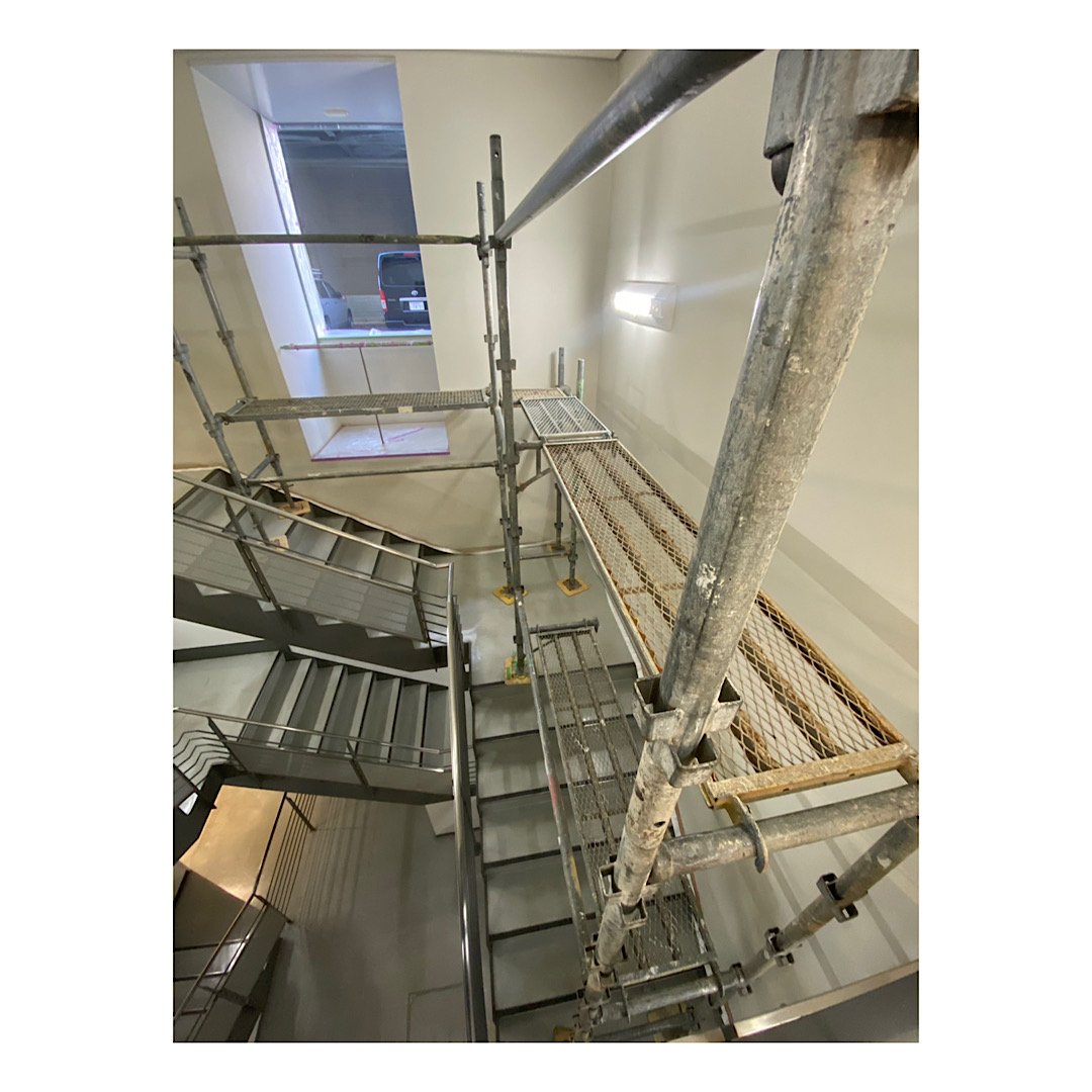 商業施設足場組み立て工事 内部ステージ足場 アイキャッチ画像