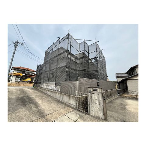 住宅のソーラーパネル工事用足場